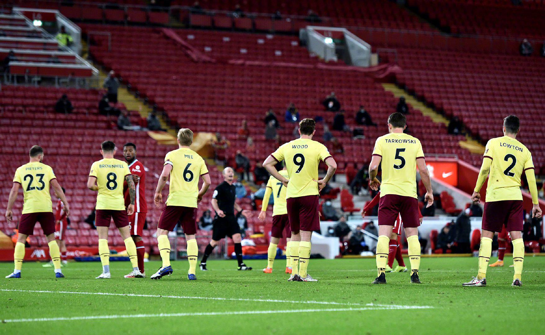 球迷们不仅 球迷们不仅